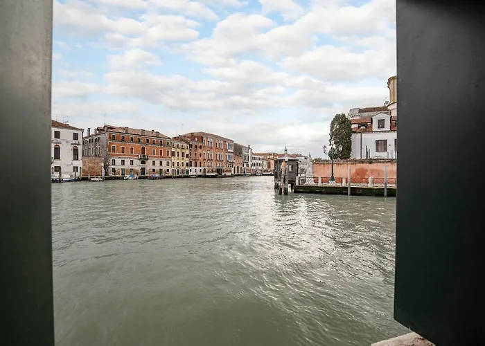 Rubino Flat Canal View